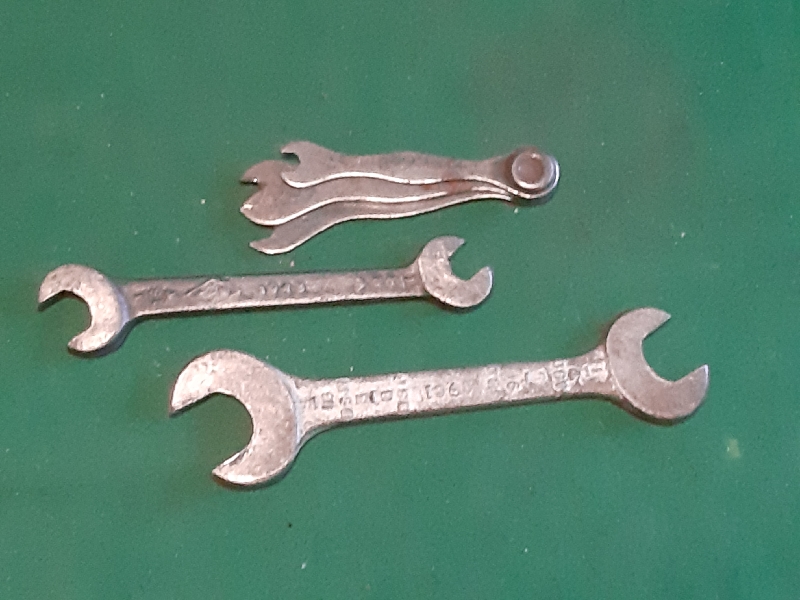 A COLLECTION OF TOOLKIT SPANNERS 1944 DATED - Click Image to Close